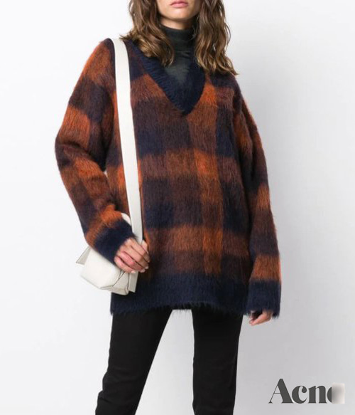 Acne Studio* Oversized checked knitted sweater;\820,000 오버핏으로 누구나 편하게 만나보실수 있는 브이넥 풀오버!!