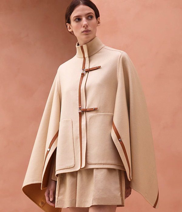 Herme* cashmere leather buckle cape coat; 하이넥으로 올라오는 깔끔한 디자인과 포스가 느껴지는 케이프코트!!